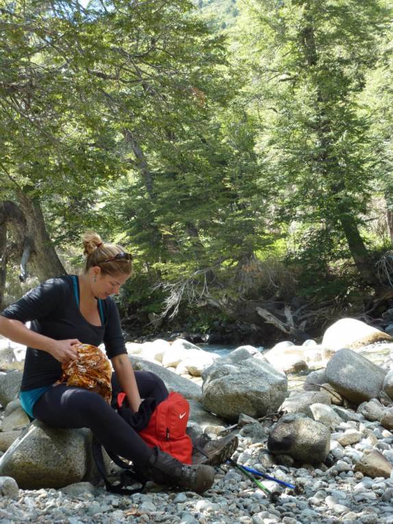 Tempo para rearrumar a mochila no retorno do refúgio Jakob, região de Bariloche, na Argentina